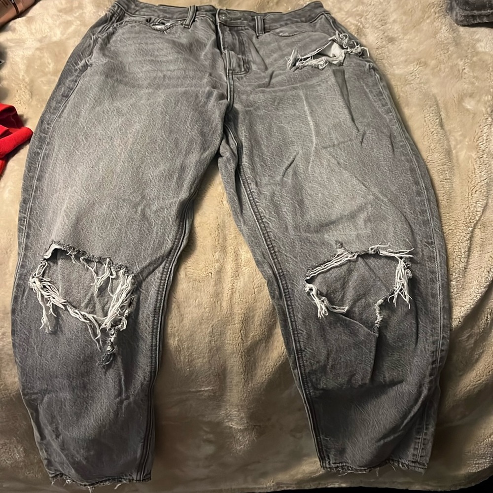 Black ae mom jeans! the knees r ripped size 8